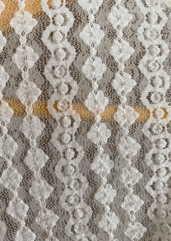 Elastische Dirndlbluse Rauti mit hochgeschlossenem Ausschnitt und femininem Retro-Design
