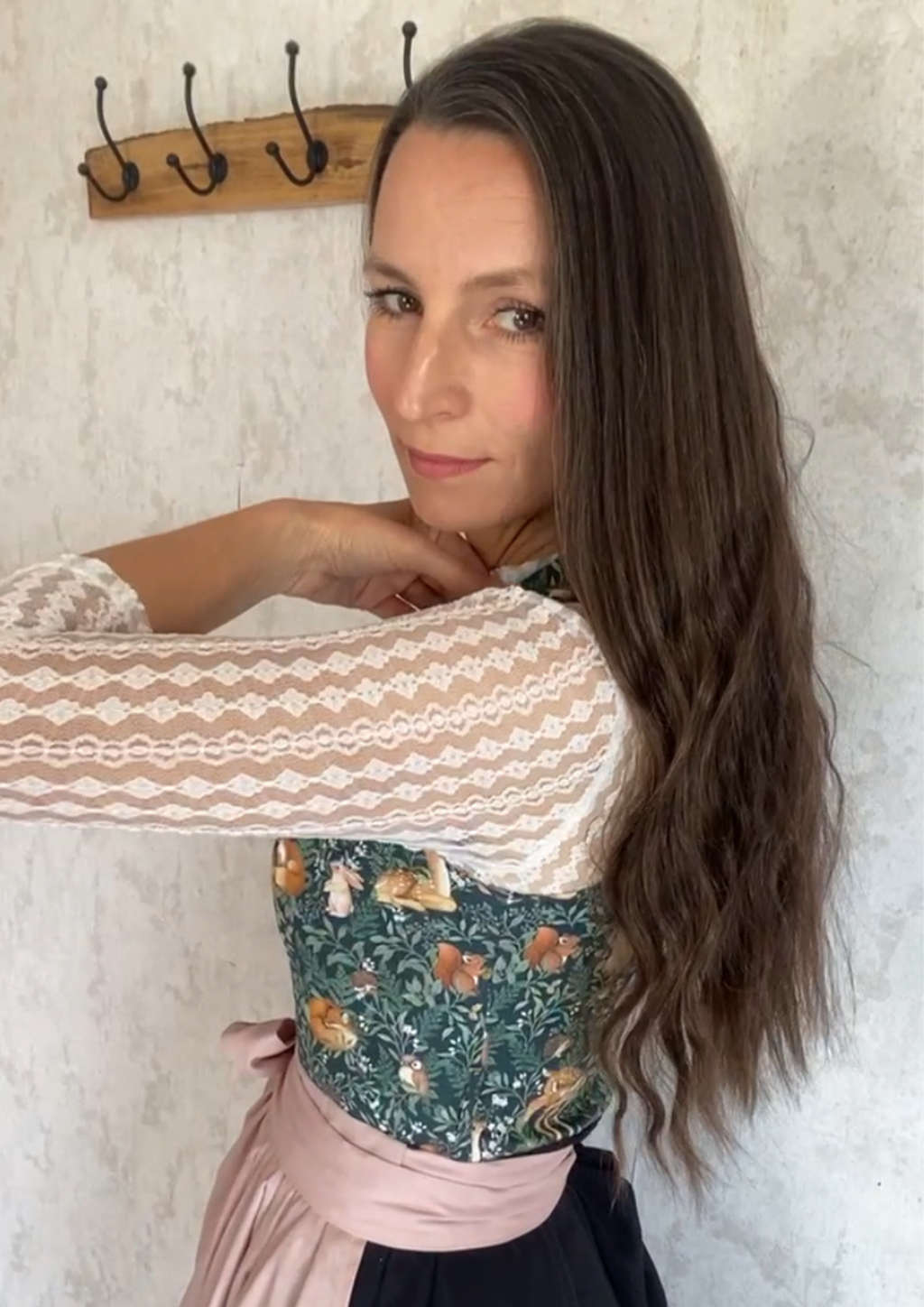 Hochgeschlossene weiße Spitzenbluse