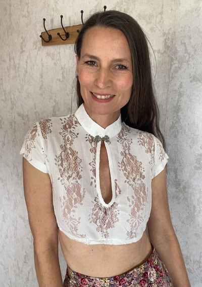 Dirndlbluse mit Schließe 