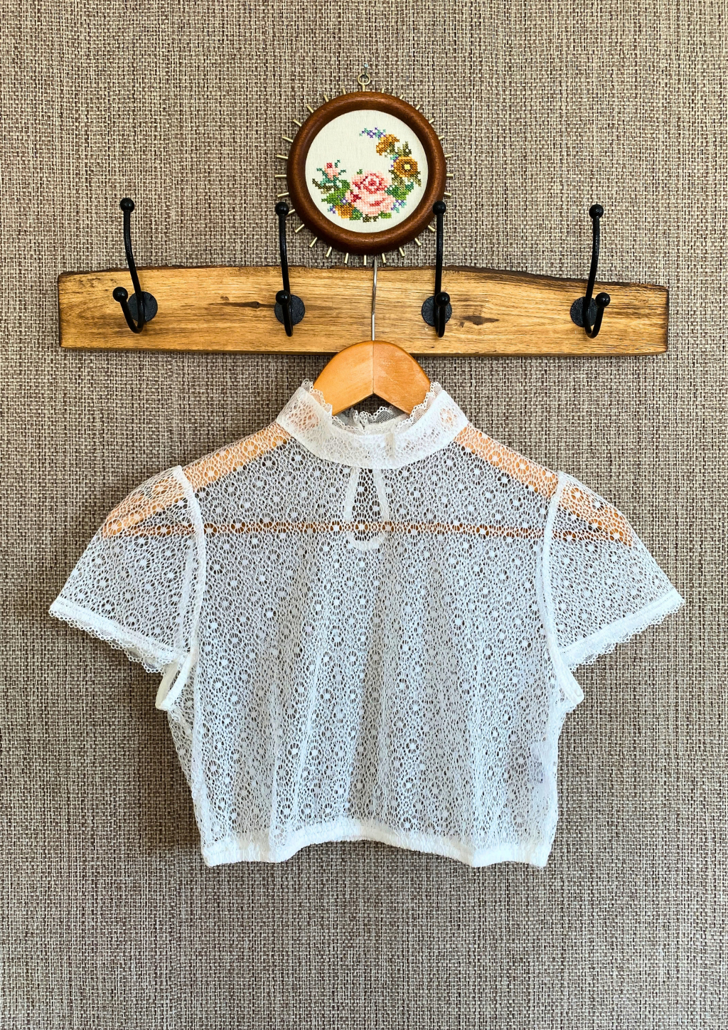 Edle Dirndlbluse Blumi mit feiner Spitzenborte