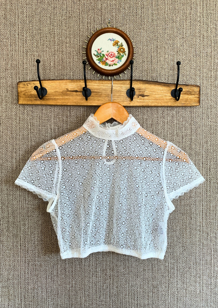 Edle Dirndlbluse Blumi mit feiner Spitzenborte