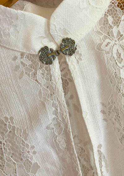 Dirndlbluse Detail mit Brosche Schnalle