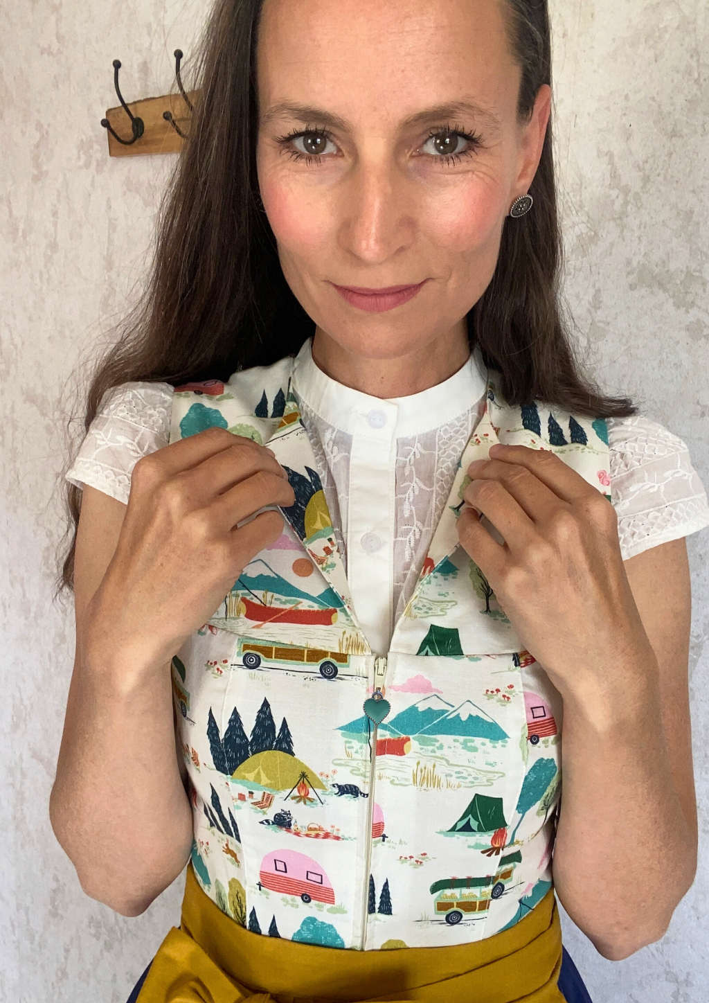 Dirndlbluse in weiß mit Stehkragen 