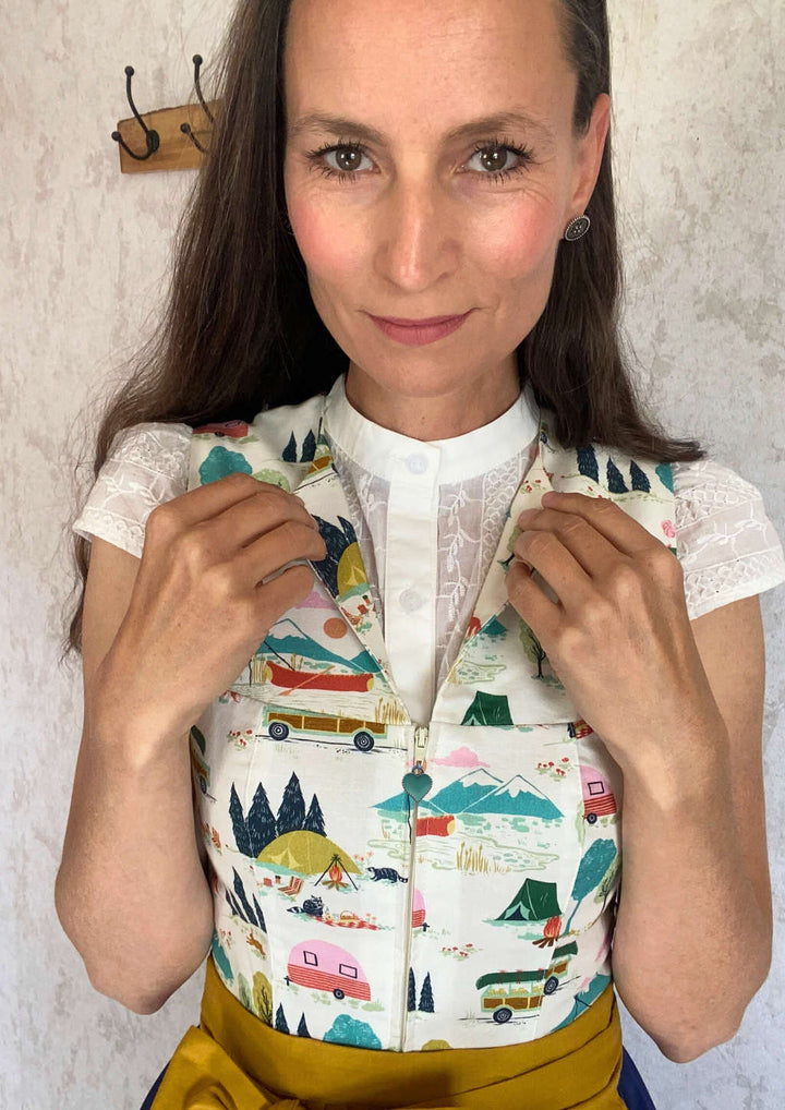 Dirndlbluse in weiß mit Stehkragen 