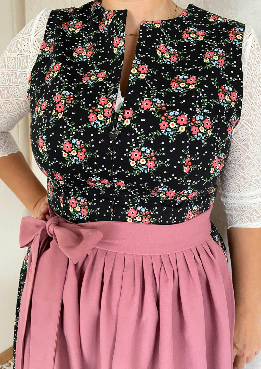 Dreiviertelarm Spitzenbluse im Dirndl.