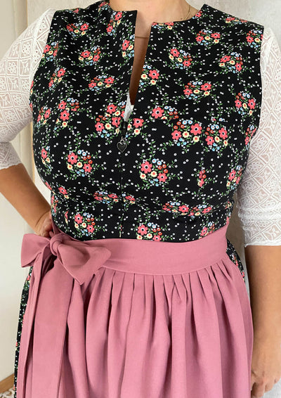 Dreiviertelarm Spitzenbluse im Dirndl.
