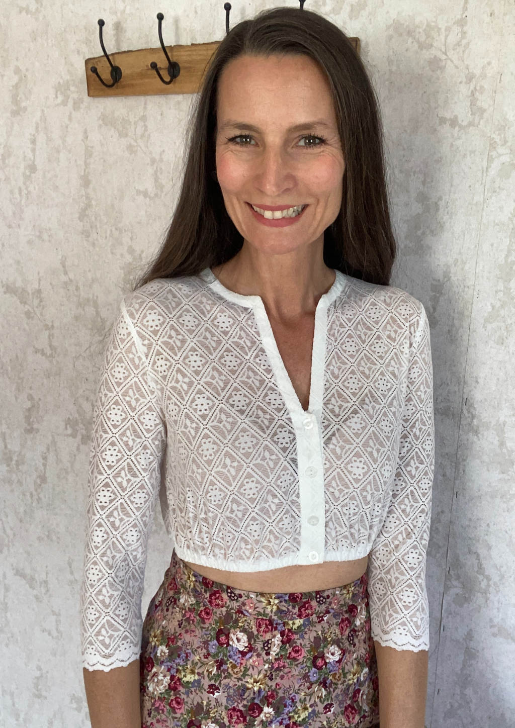 Dreiviertelarm Spitzenbluse mit V-Ausschnitt.