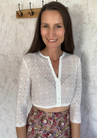 Dreiviertelarm Spitzenbluse mit V-Ausschnitt.