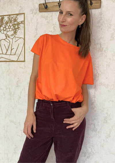 Violette Cordhose mit orange 