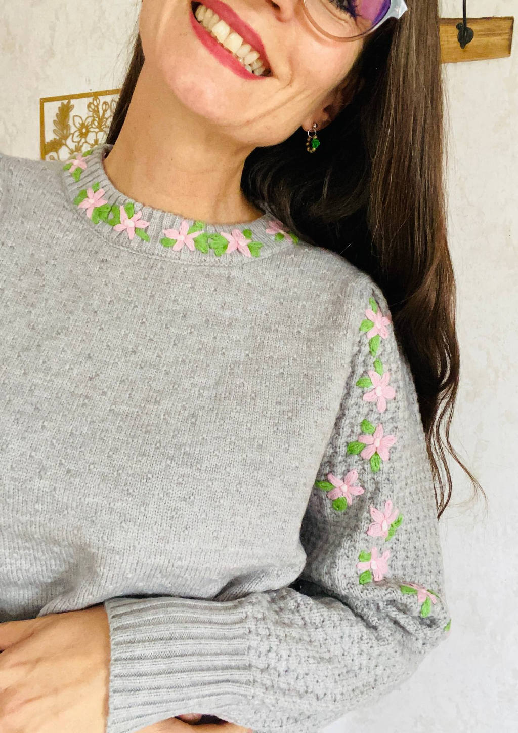 Trachtensweater in grau bestickt mit Blumen