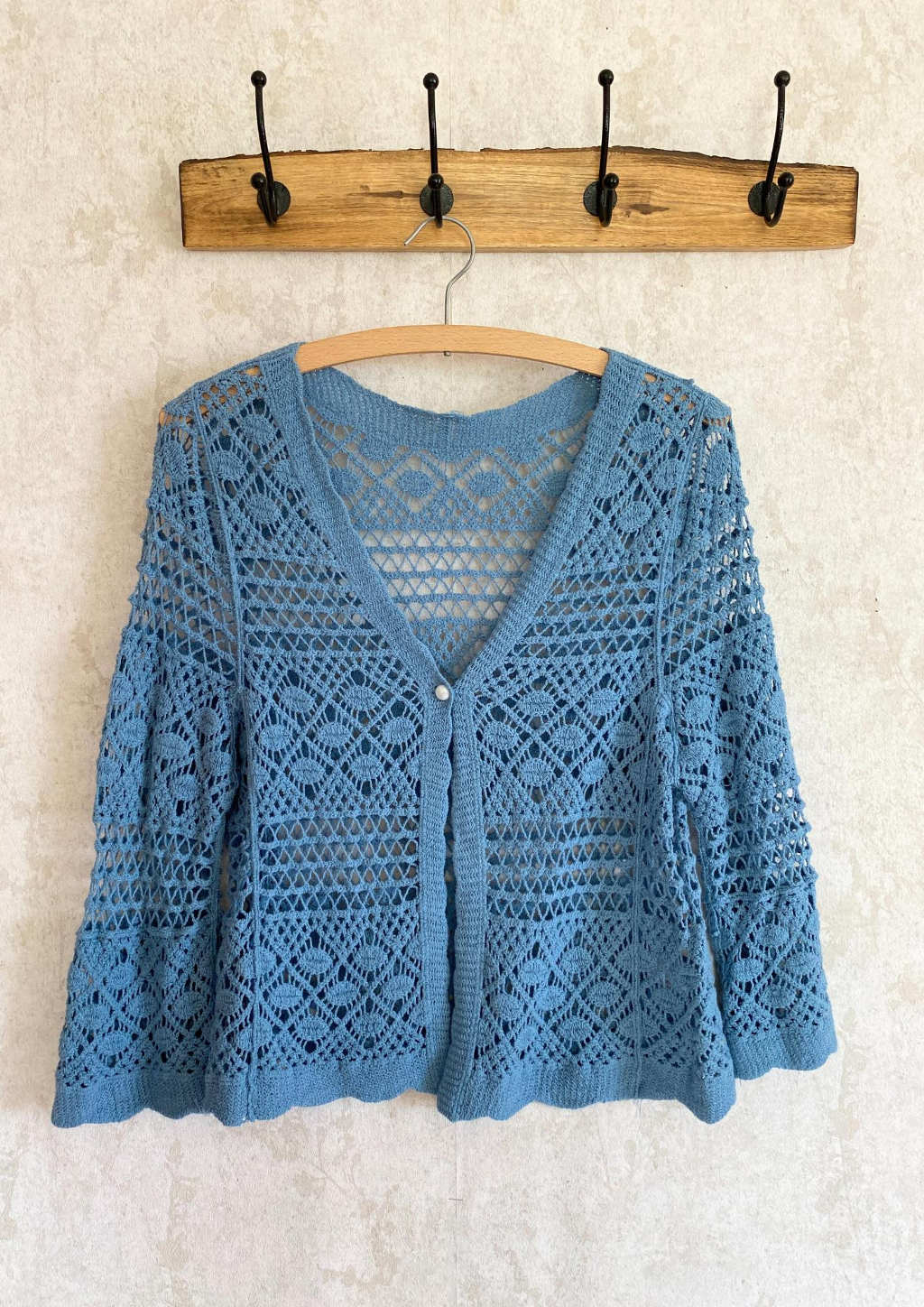 Blaue Häkelstrickjacke