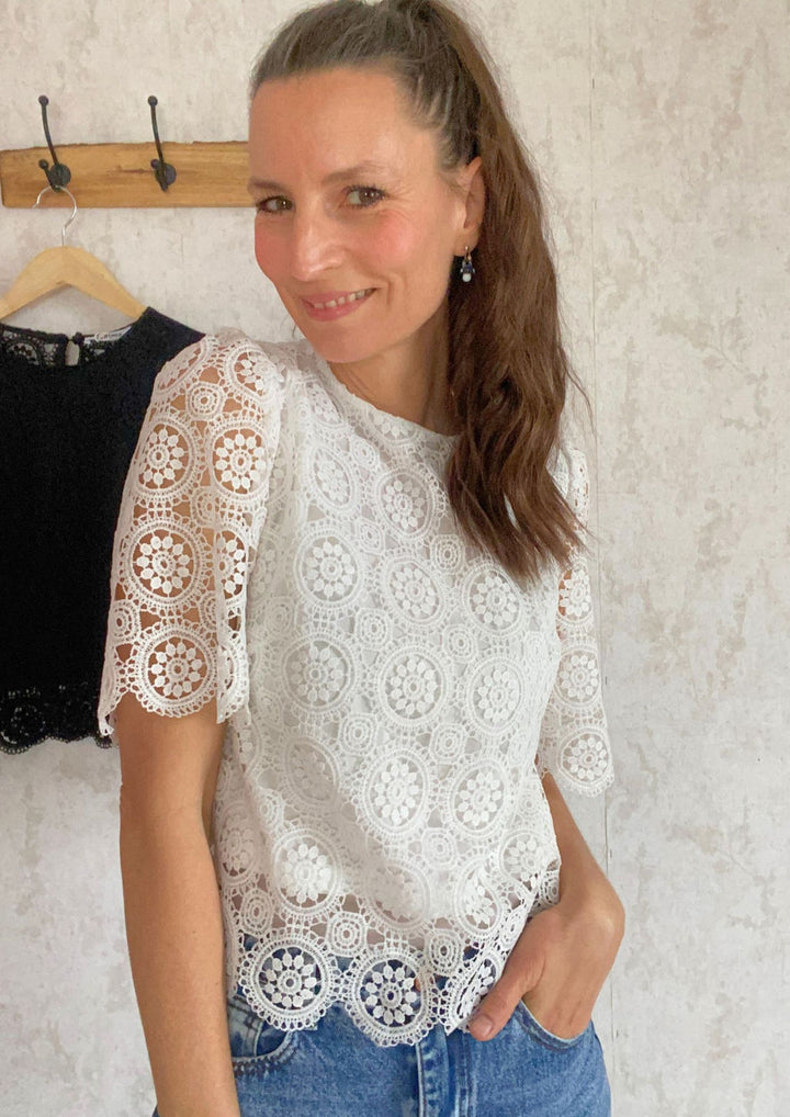 Weißes Shirt mit Spitze