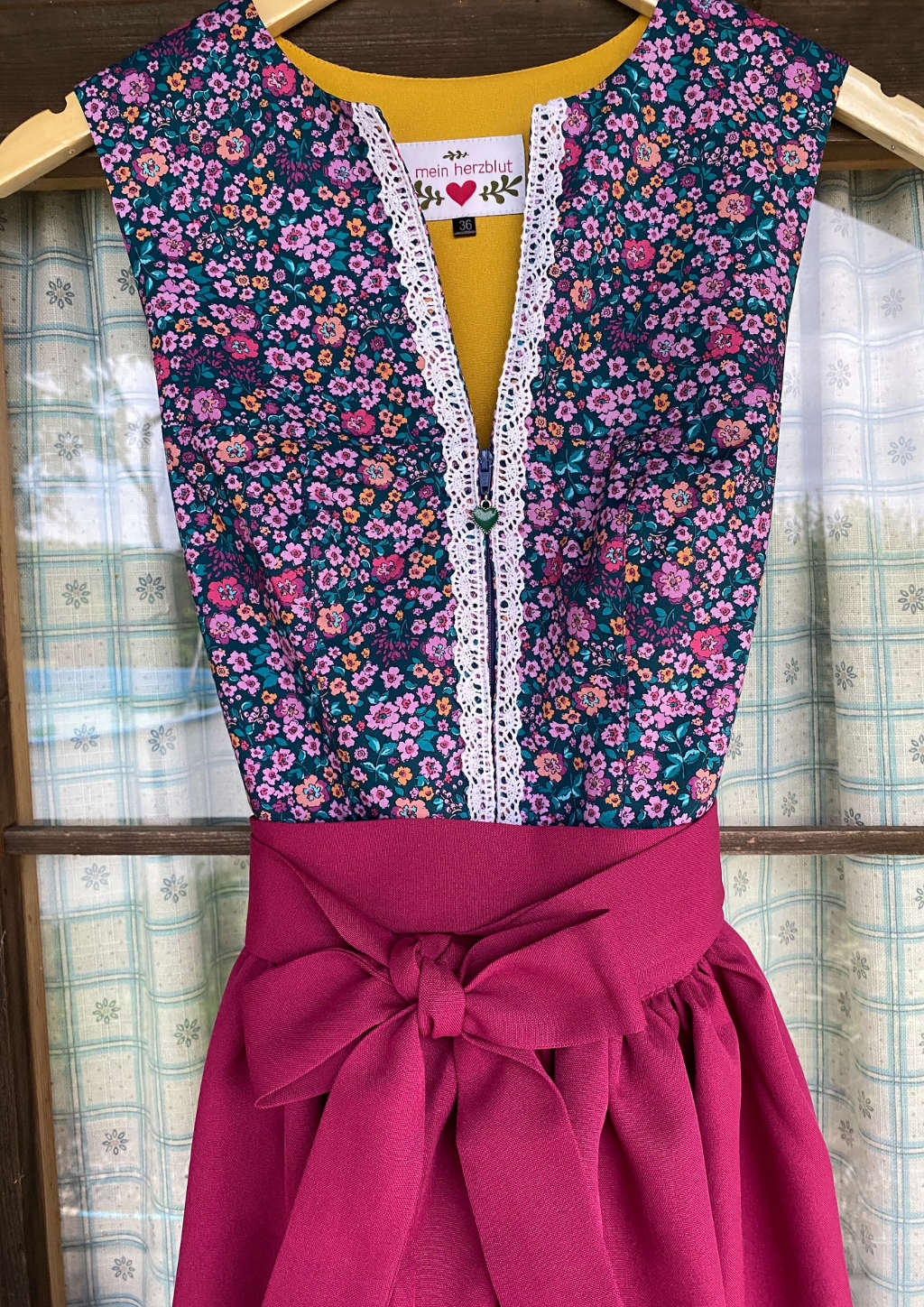 Dirndl Maldeiven pinke Schürze