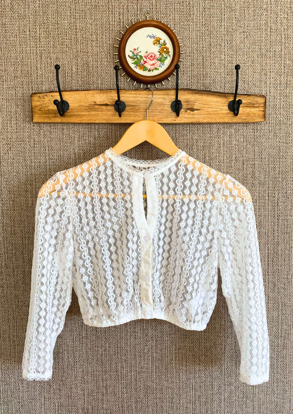 Dirndlbluse Rauti mit floralen Mustern, kleinen Rauten und feinen Streifen