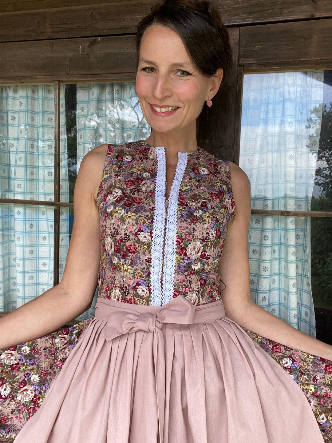 Rosé farbiges Dirndl hochgeschlossen mit Reißverschluss und Blumenmuster.