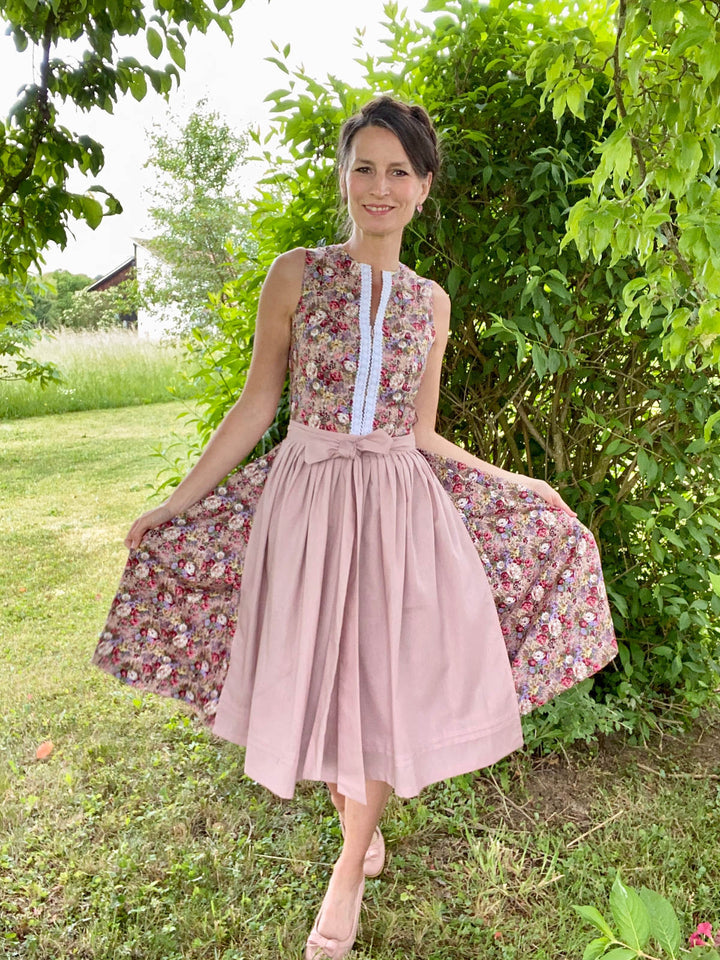 Midi-Dirndl hochgeschlossen mit Blumenmuster. Traditioneller Stil.