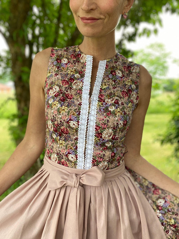 hochgeschlossenes Dirndl mit Rosen-Muster