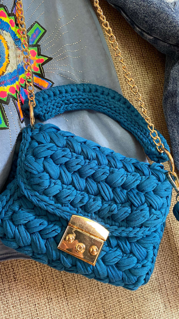 Häkeltasche in blau Niederbayern Outfit