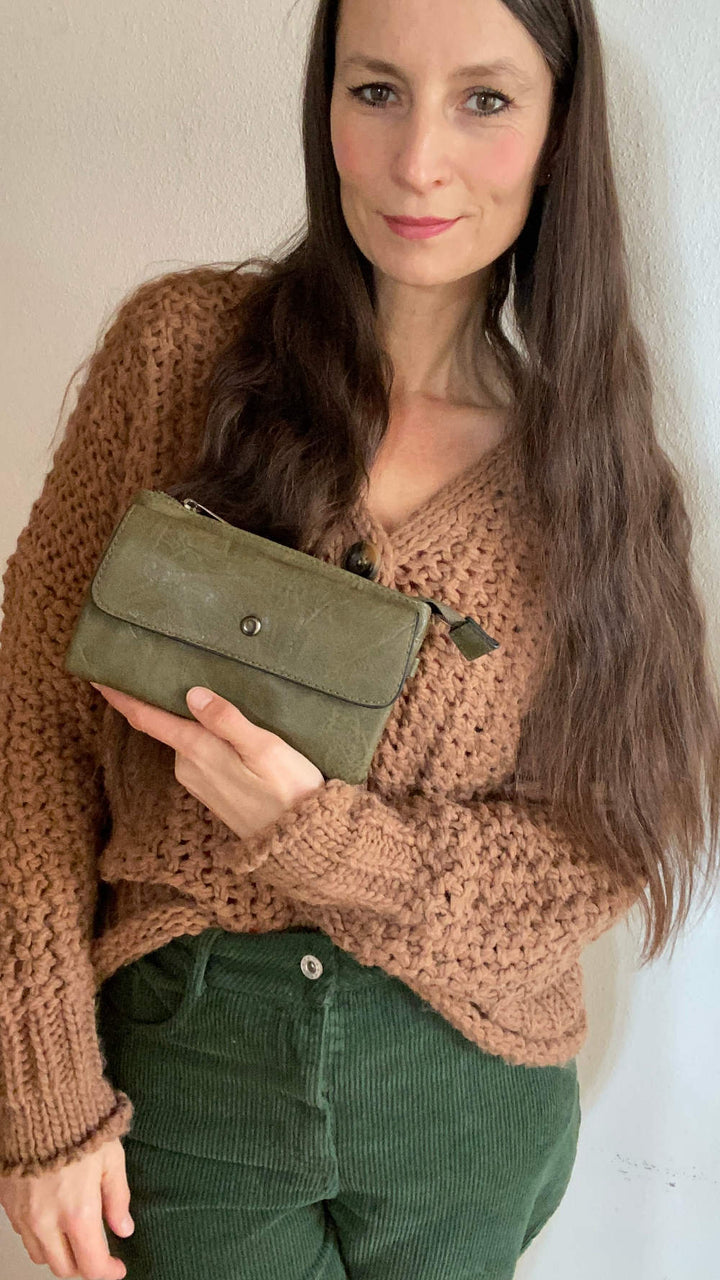Kleine Tasche in grün mit vielen Fächern