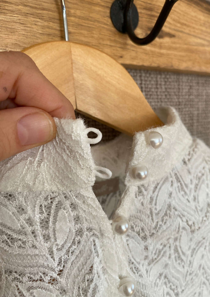 Detail mit Knöpfen der Dirndlbluse
