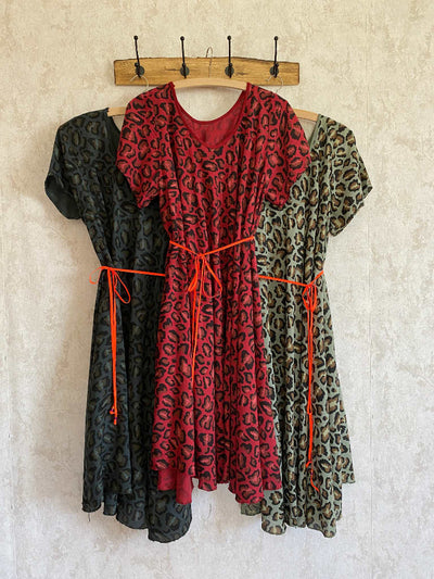 Leoparden Print Kleid in rot grau und grün 