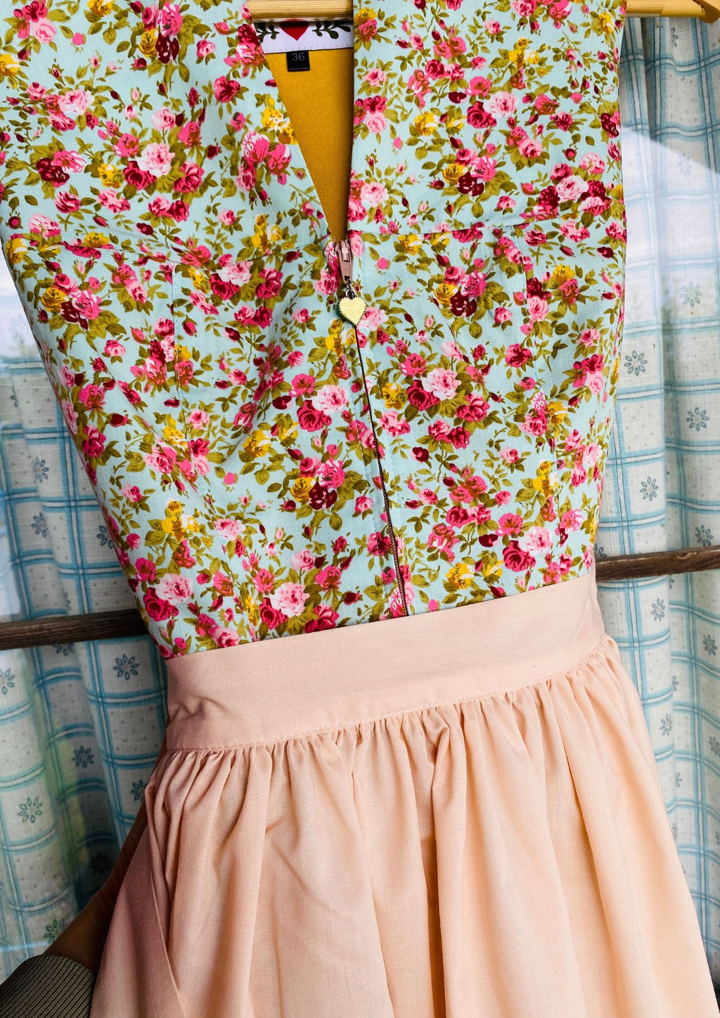 Dirndl hellblau mit roten Rosen gelb