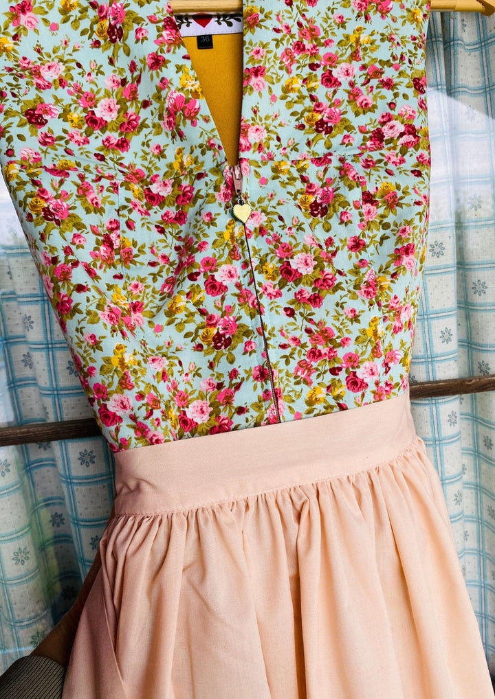 Dirndl hellblau mit roten Rosen gelb