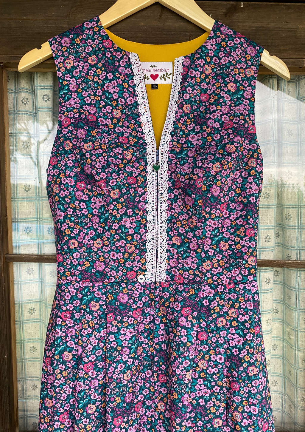 Dirndl mit Blümchen Print Malediven 