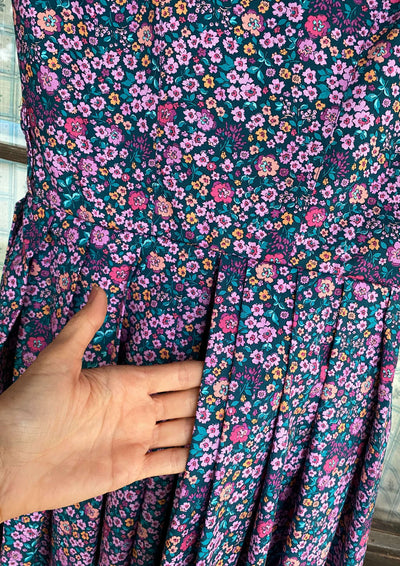 Rückseite des Dirndl in Falten gelegt