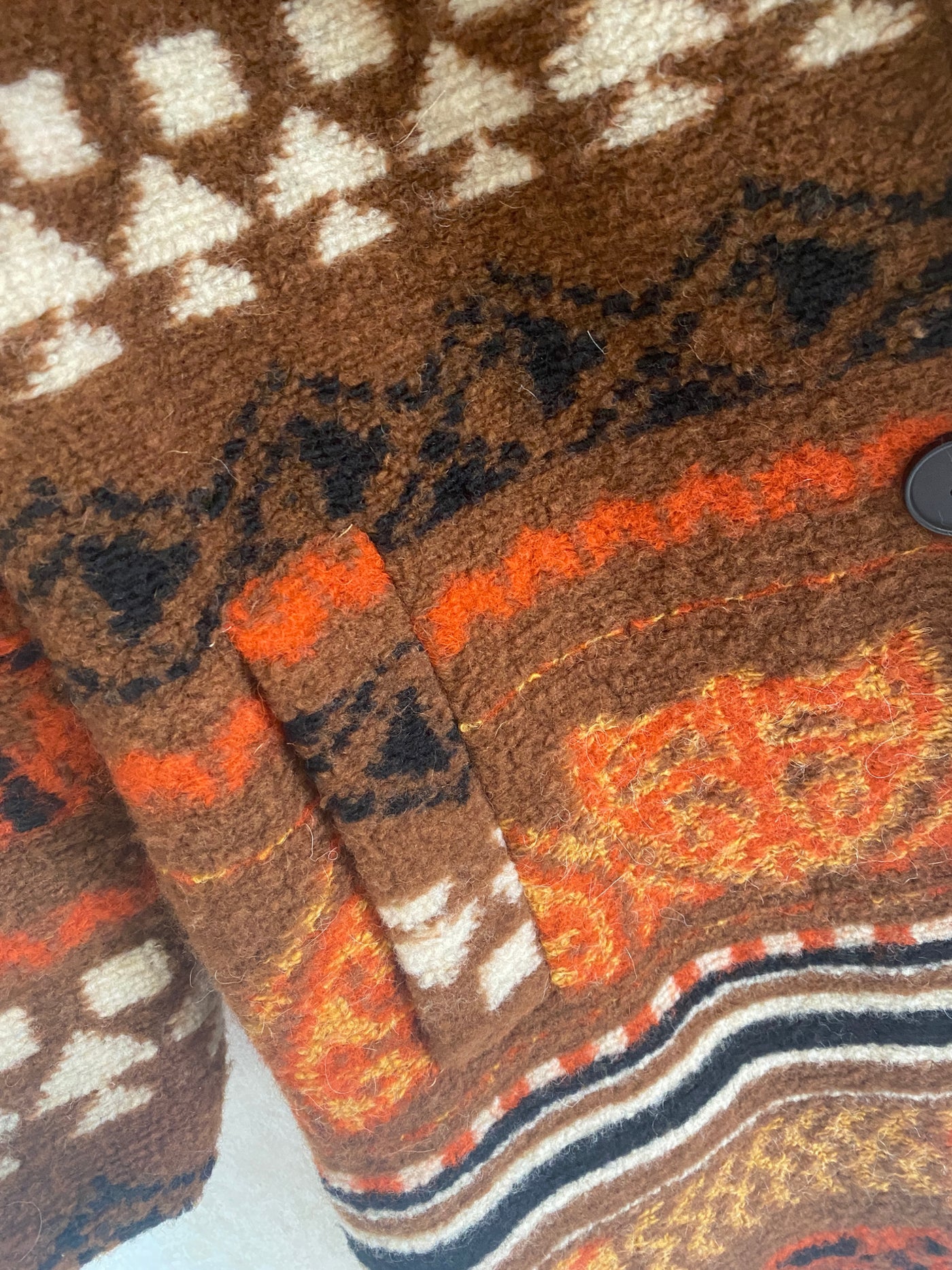 A Mantel Terrakotta retro sweater with a pattern on it in autumn colors by mein herzblut.