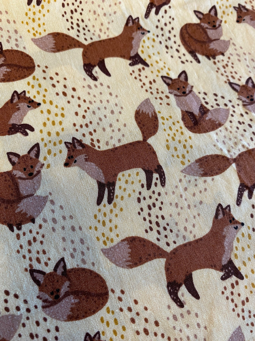 Brauner Fuchs auf hellgelben Hintergrund.