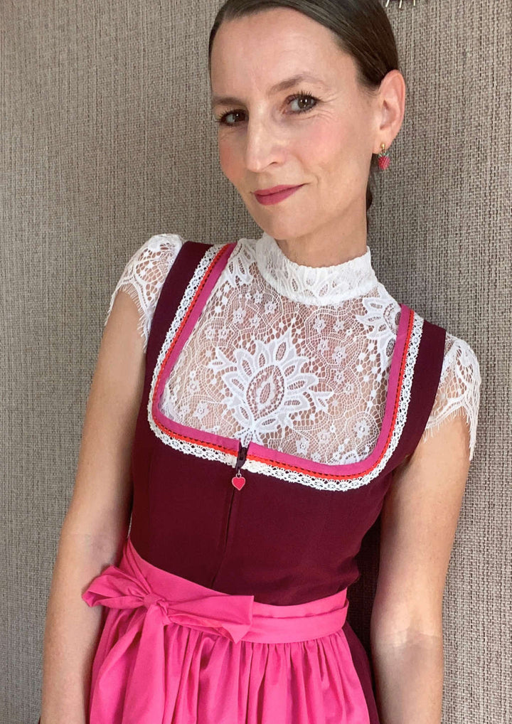 Elegante Dirndlbluse mit Stehkragen und feiner Spitze