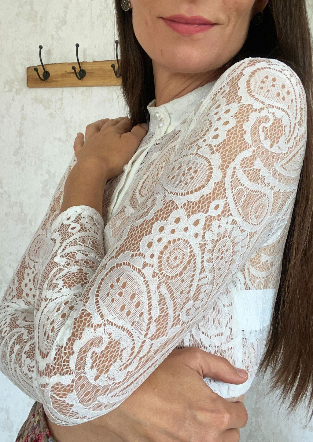 Nahaufnahme Spitzenbluse Dirndlbluse Paisleymuster