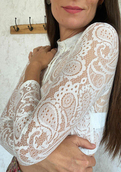 Nahaufnahme Spitzenbluse Dirndlbluse Paisleymuster