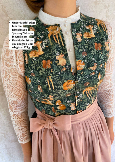 Hochgeschlossene Dirndlbluse unterm Dirndl mit Kragen