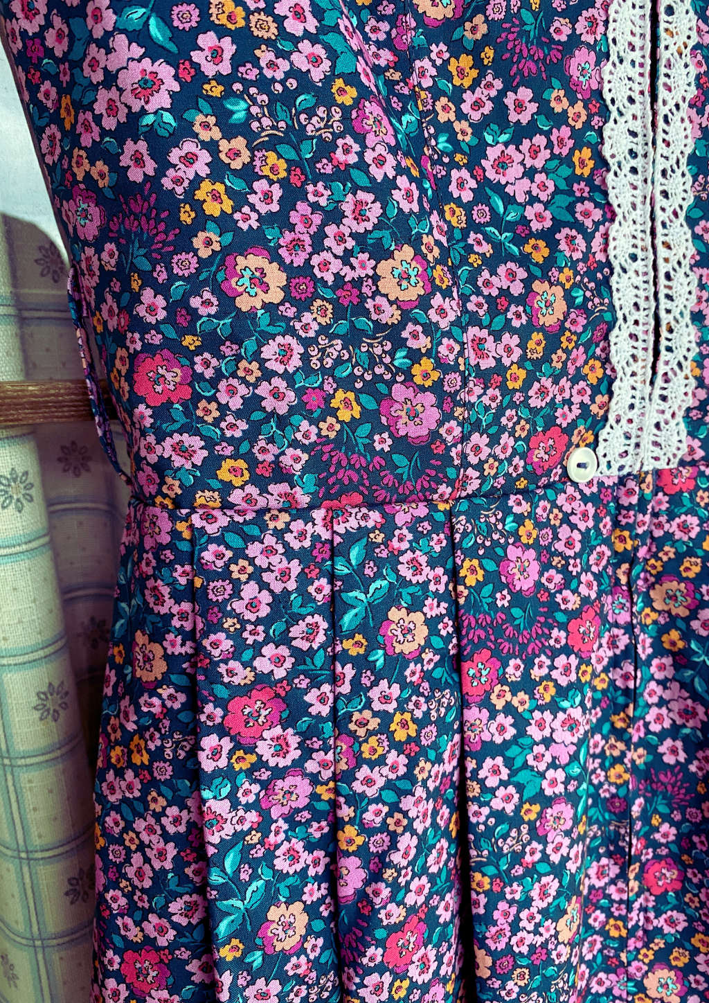 Dirndl Petrol mit Blätter und Blumen und Spitze