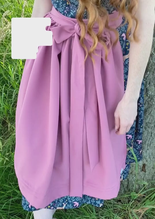 Dirndl Rehkitz in dunkelblau mit rosa Schürze