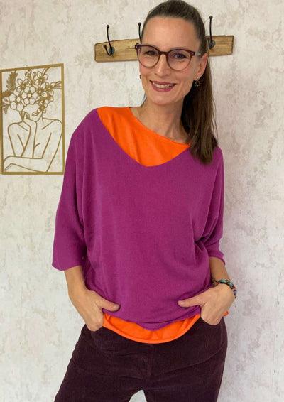 Pulli in pink mit orange und Cordhose in dunkelviolett