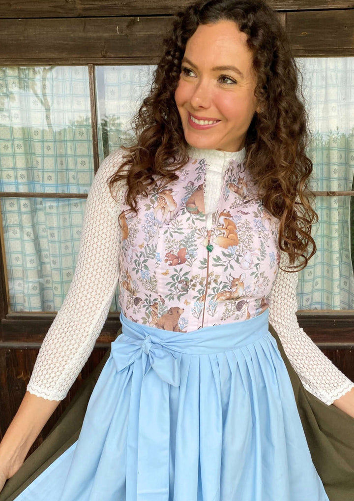 Dirndl mit Waldmotiv und Baumwoll-Oberteil, kombiniert mit bügelfreiem Rock in Hellblau