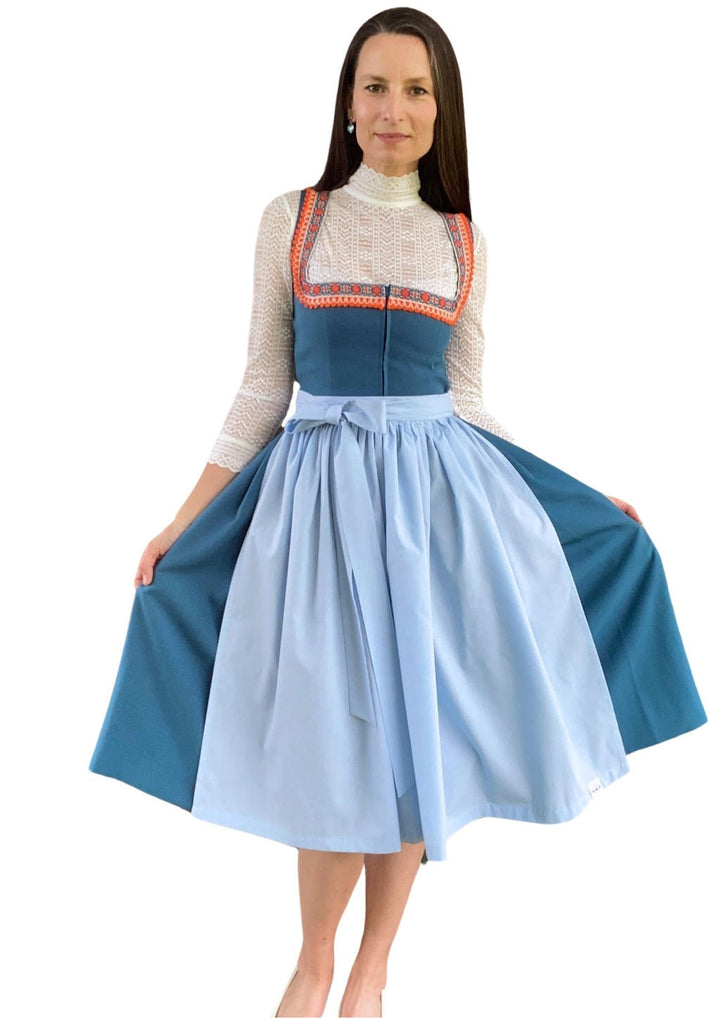 Dirndl mit hellblauer Schürze im Nostalgie Style
