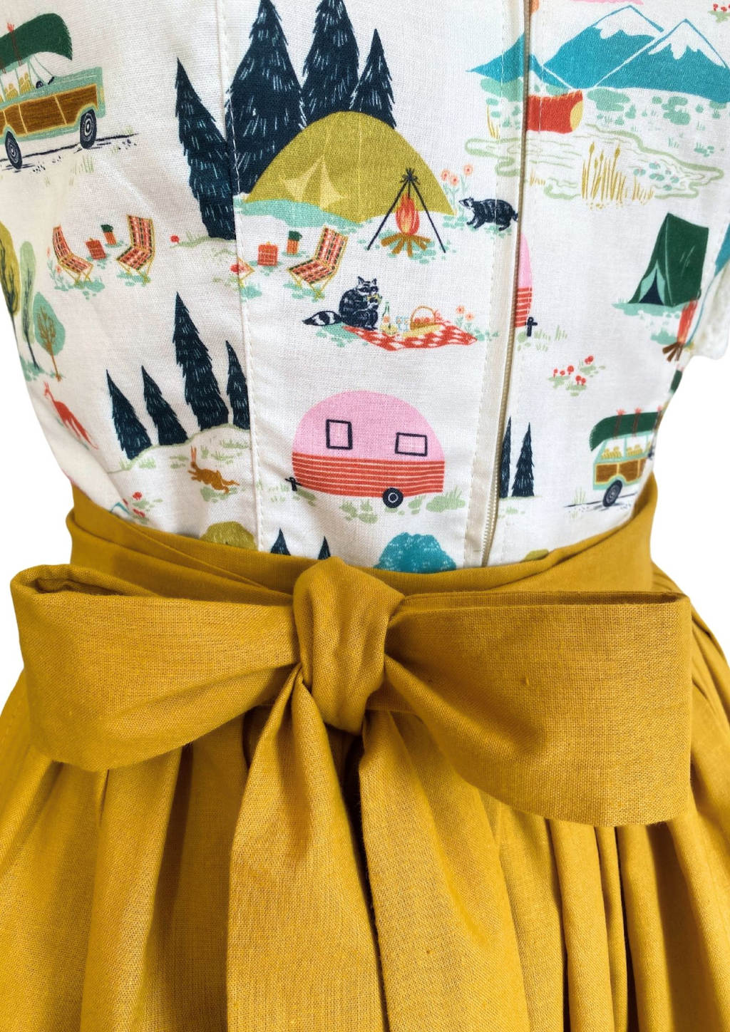 Retro Dirndl Wohnwagen und Lagerfeuer Herzblut Shop Niederbayern 