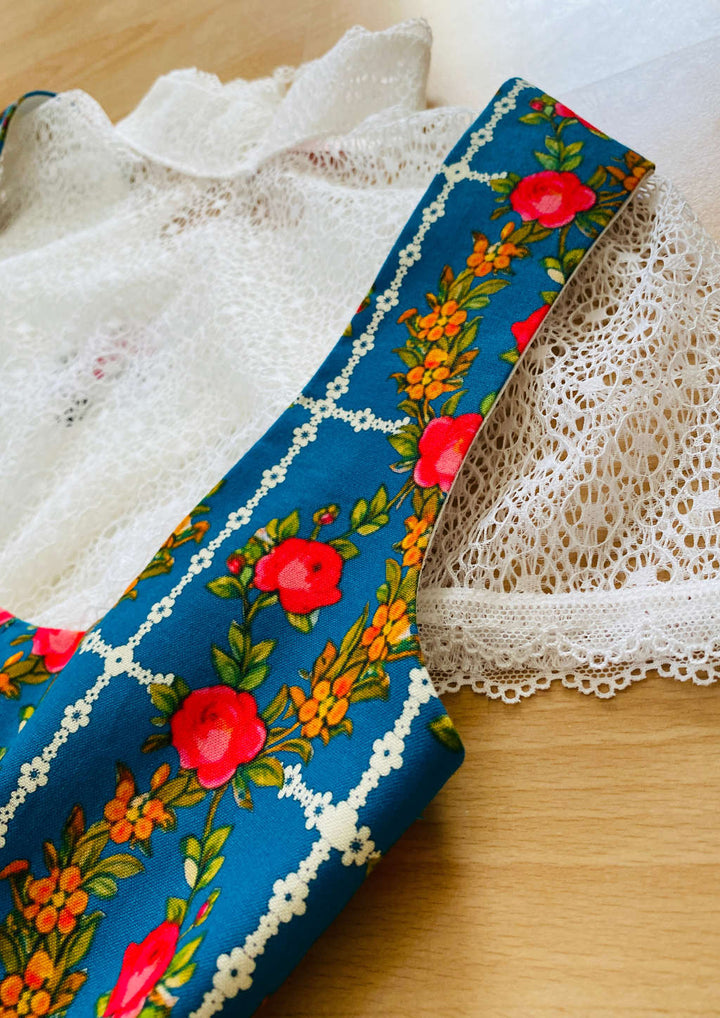 Dirndl mit kräftigen Farben