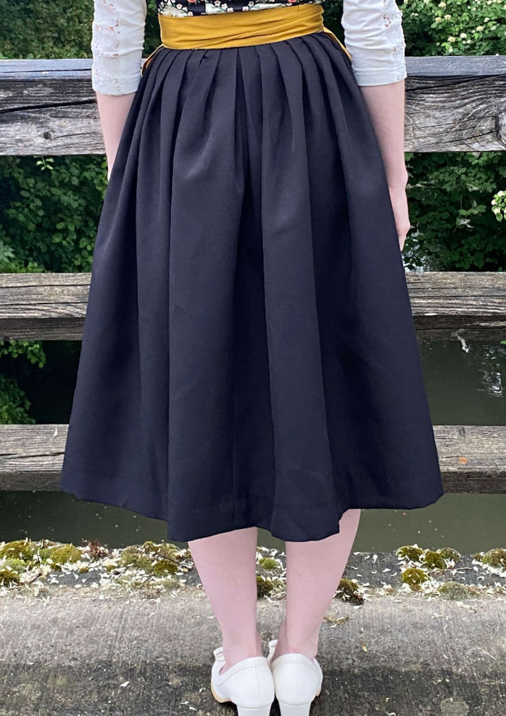 Rückseite Dirndl Rock in Falten gelegt