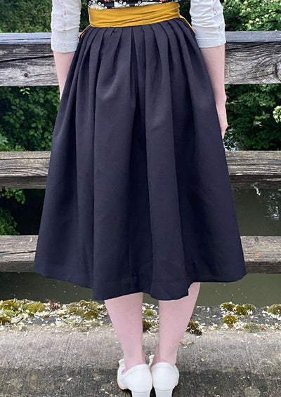 Rückseite Dirndl Rock in Falten gelegt