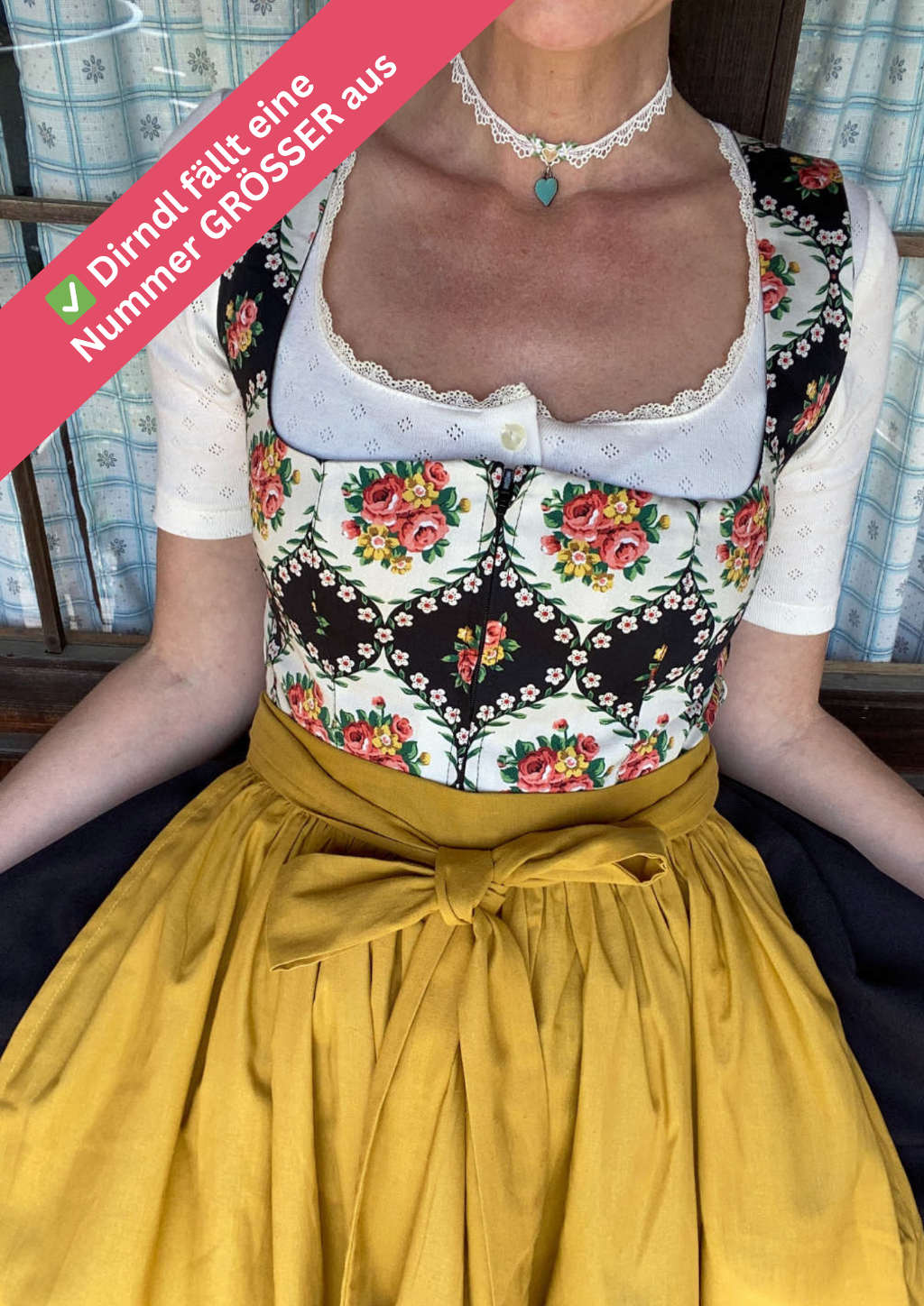 Rosenmuster Dirndl sieht aus wie eine Tapete von mein herzblut