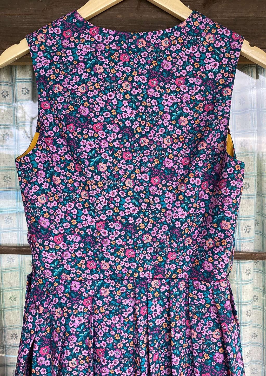 Rückseite Dirndl Malediven mit Blümen Rosa