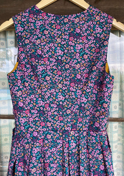 Rückseite Dirndl Malediven mit Blümen Rosa