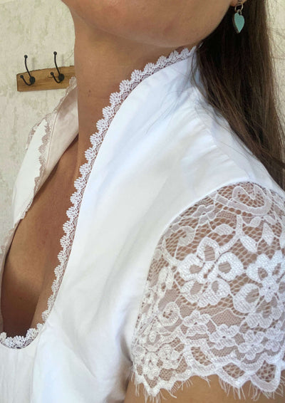 Hoher Schneewittchenkragen Dirndlbluse
