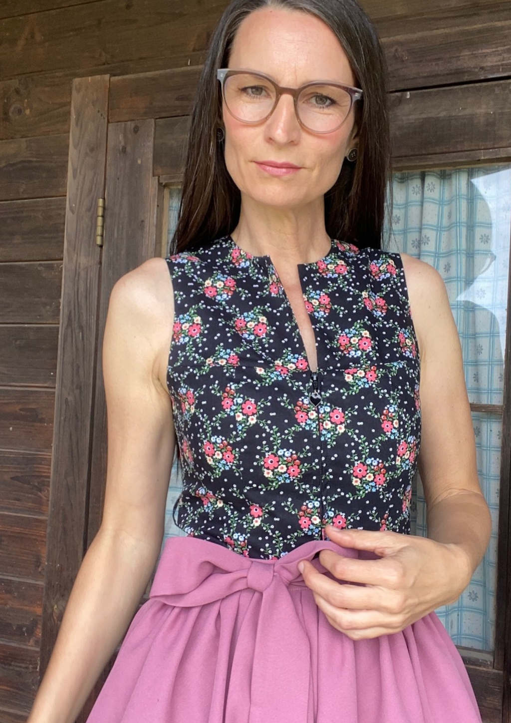 schwarzes Dirndl hochgeschlossen im Vintage Stil