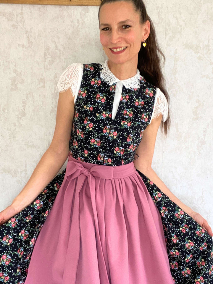 schwarzes dirndl hochgeschlosse Blume